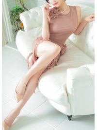 透き通る美肌、引き寄せられる清楚系マダムの魅力